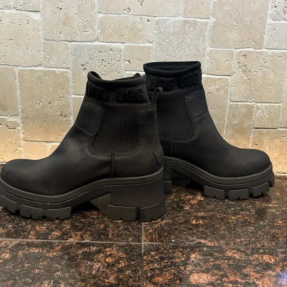 NWT Ugg Brooklyn Chelsea Boots Black Suede heel label with embossed UGG® logo. - Picture 4 of 8